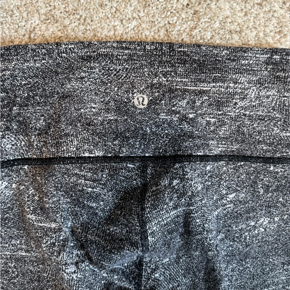 Lululemon leggings size 6 - Picture 3 of 4